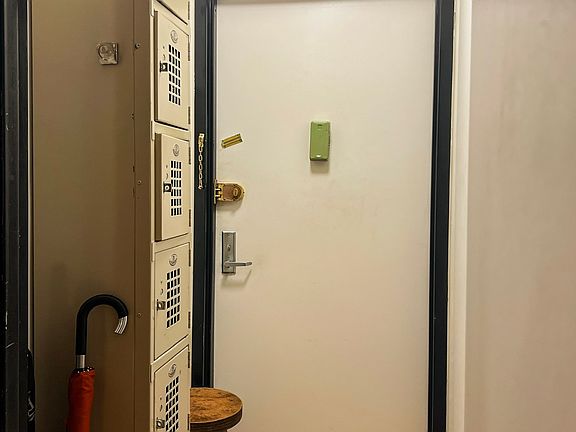 3rd image of 207 Montrose Ave APT 2