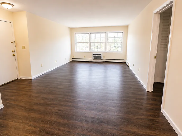 Highland Court Apartments — Photo 2