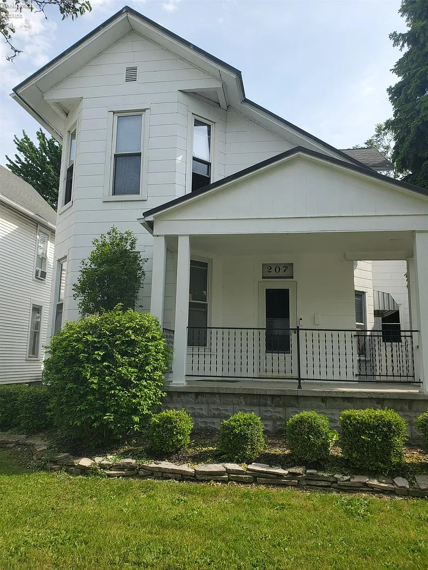 207 Center St photo 1