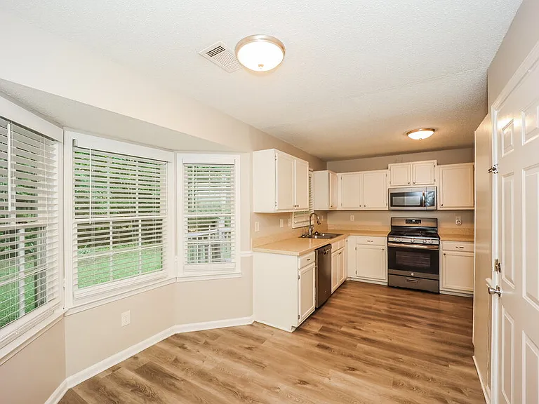 10916 Clearwater Dr — Photo 9