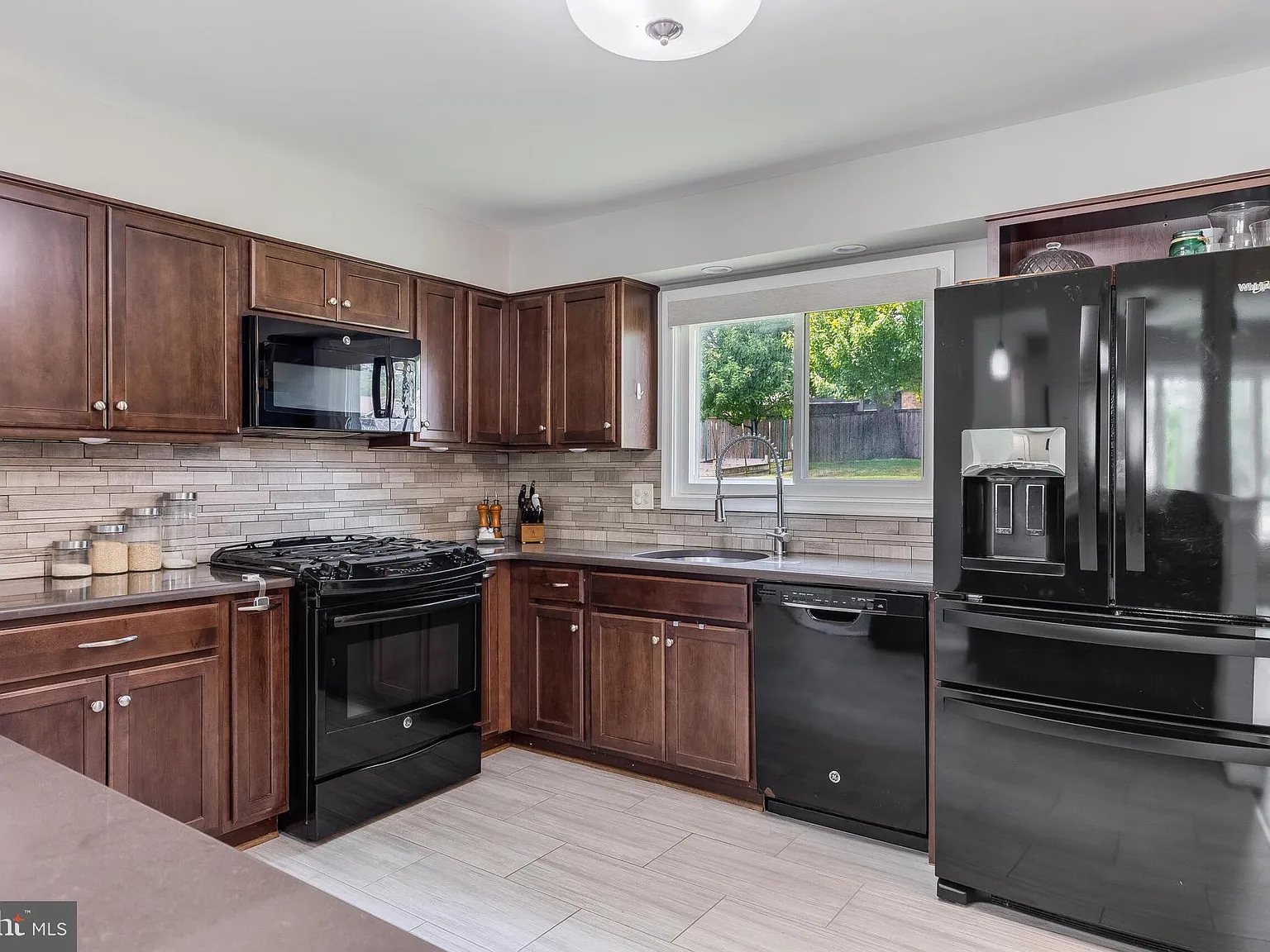 4 bed, 2.5 bath, 2628 sqft, $4,200 — Photo 3