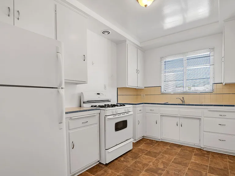 651 Midvale Ave — Photo 20