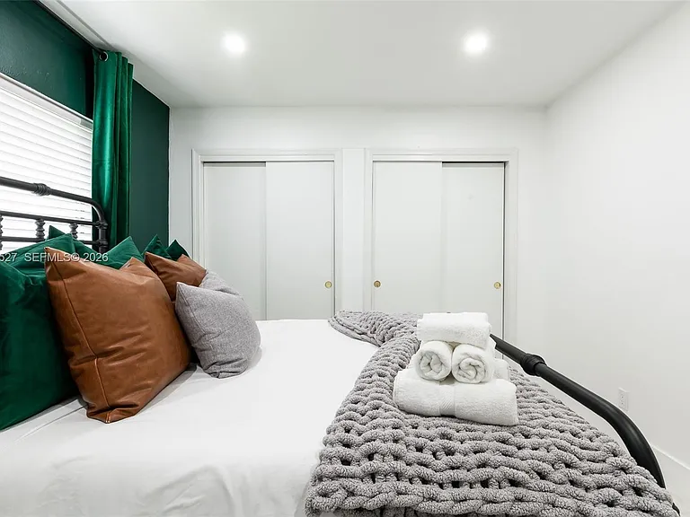 329 SE 12th Ave #1 — Photo 14