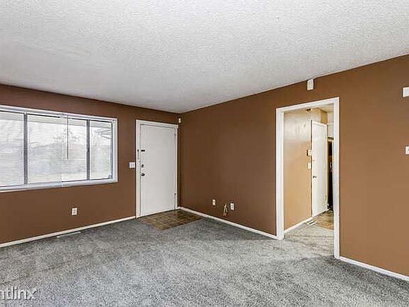 3129 S Bunker Hill Wichita KS-small-004-002-Living Room-666x