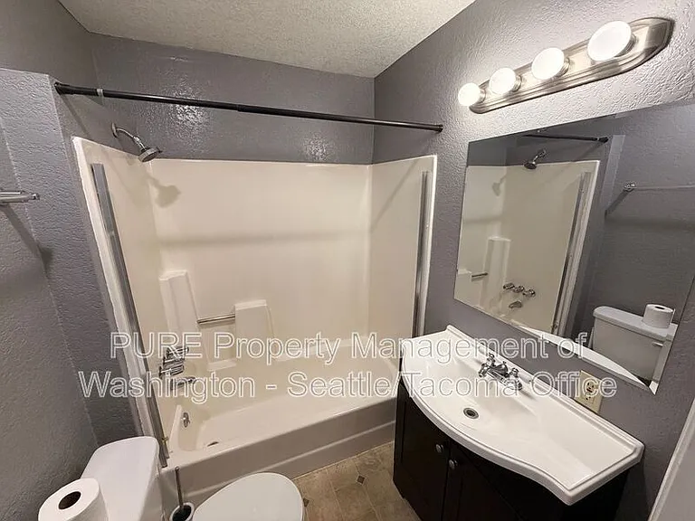 802 9th St SW #1/2 — Photo 6