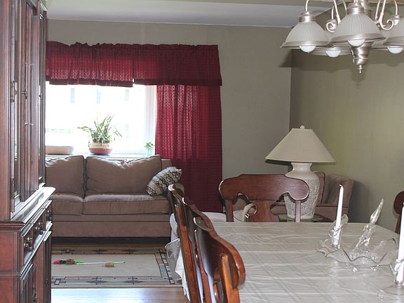 DINING RM/LIVING RM