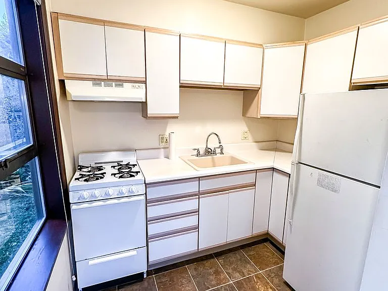Montlake Apartments — Photo 26