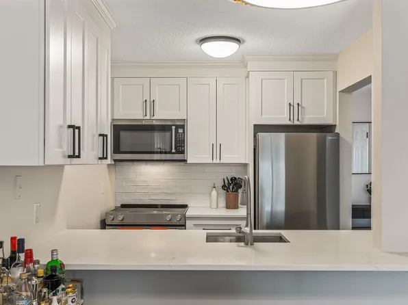 6054 Golden Valley Rd, Golden Valley, MN 55422