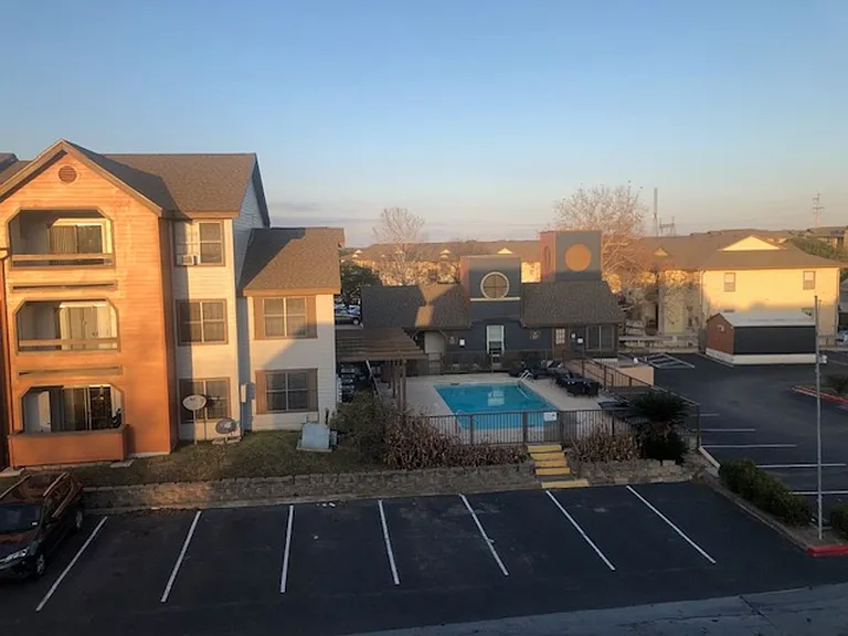 Hill Country Apartments — Photo 33