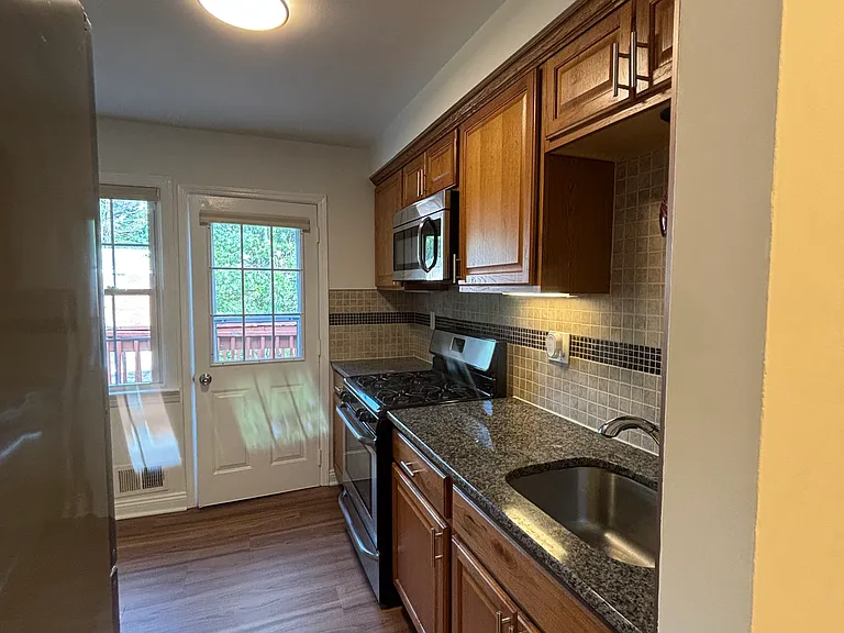 5 Stanford Dr #2B — Photo 4