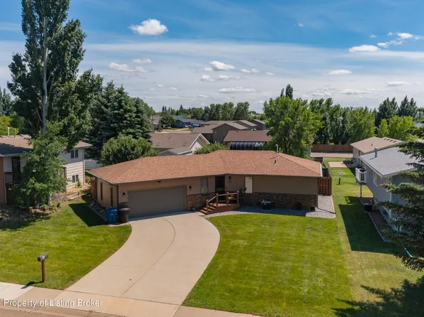 1122 9th St E, Dickinson, ND 58601