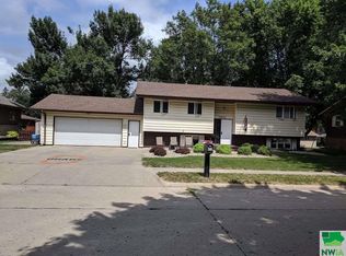 1511 E 8th St, Sheldon, IA 51201