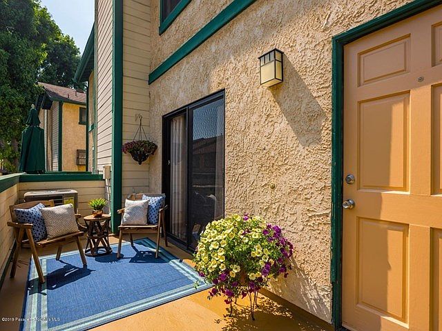 1622 S Mayflower Ave Monrovia-large-002-