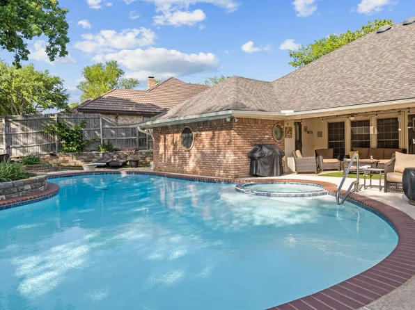 2533 Stonegate Dr N, Bedford, TX 76021