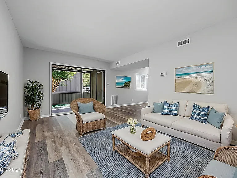 2 bed, 1050 sqft, $1,600 — Photo 3