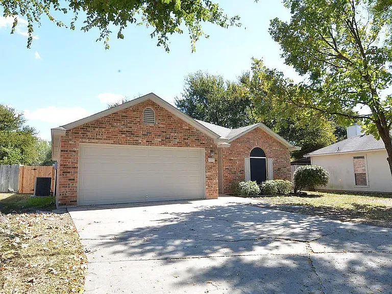 2717 Greenbriar Ct — Photo 2