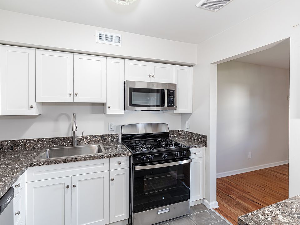 2BR, 1BA (995sqft) - Kitchen
