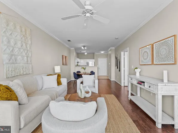 12001 Market St APT 335, Reston, VA 20190