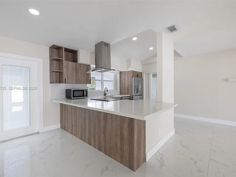 1221 SE 10th St — Photo 6