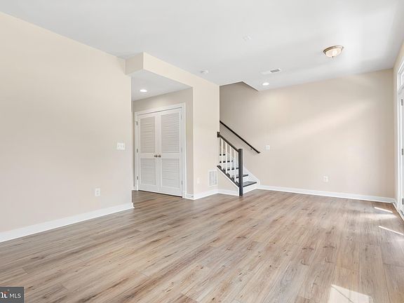 3rd image of 219 Willis St