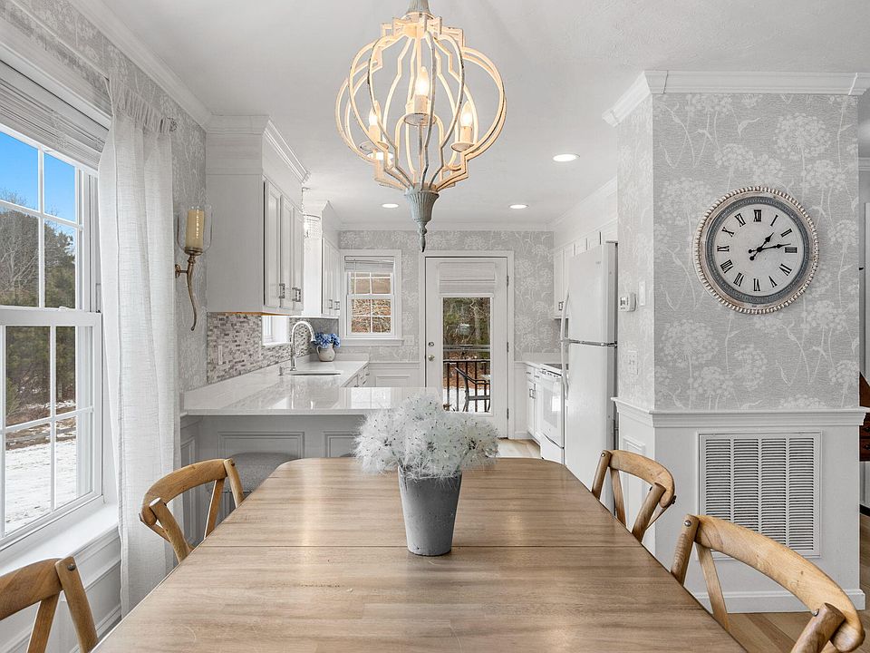 1st image of 32 Carleton Street UNIT 32