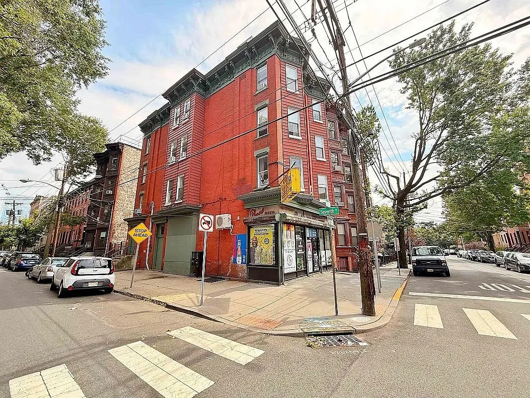1 bed, 1.0 bath, 875 sqft, $2,400 — Photo 1
