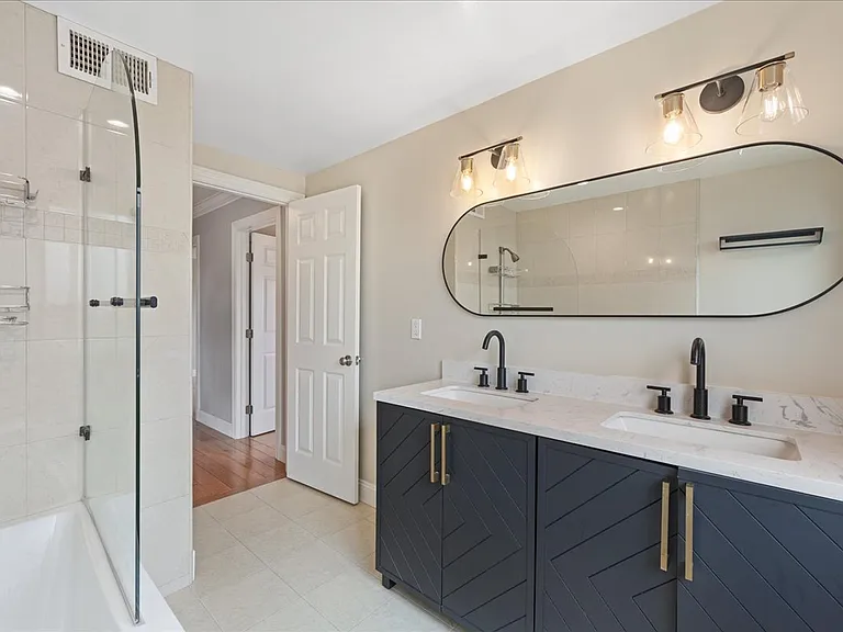2740 Saint James Rd — Photo 30