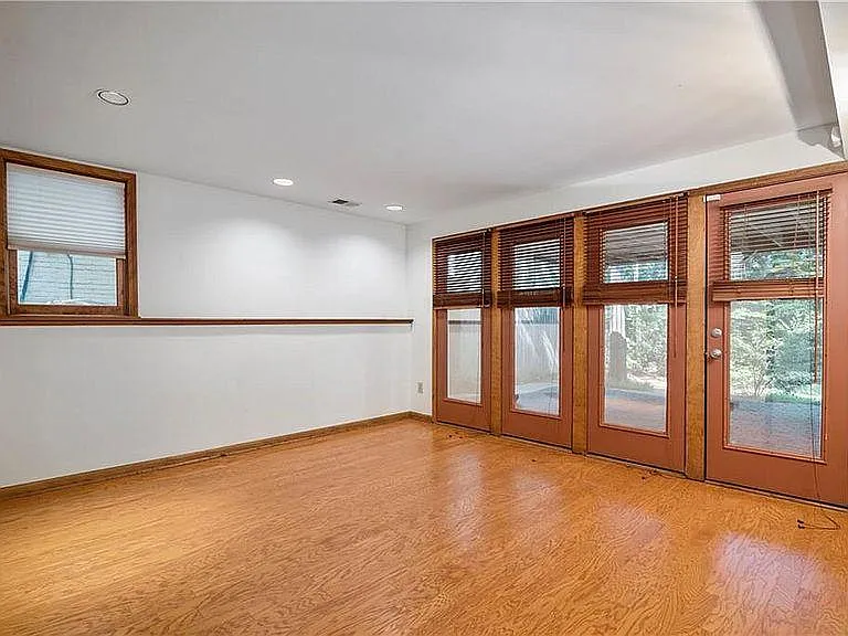 2283 Shenandoah Ave NE — Photo 17