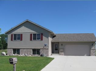 2125 Paradise Rd, Albert Lea, MN 56007