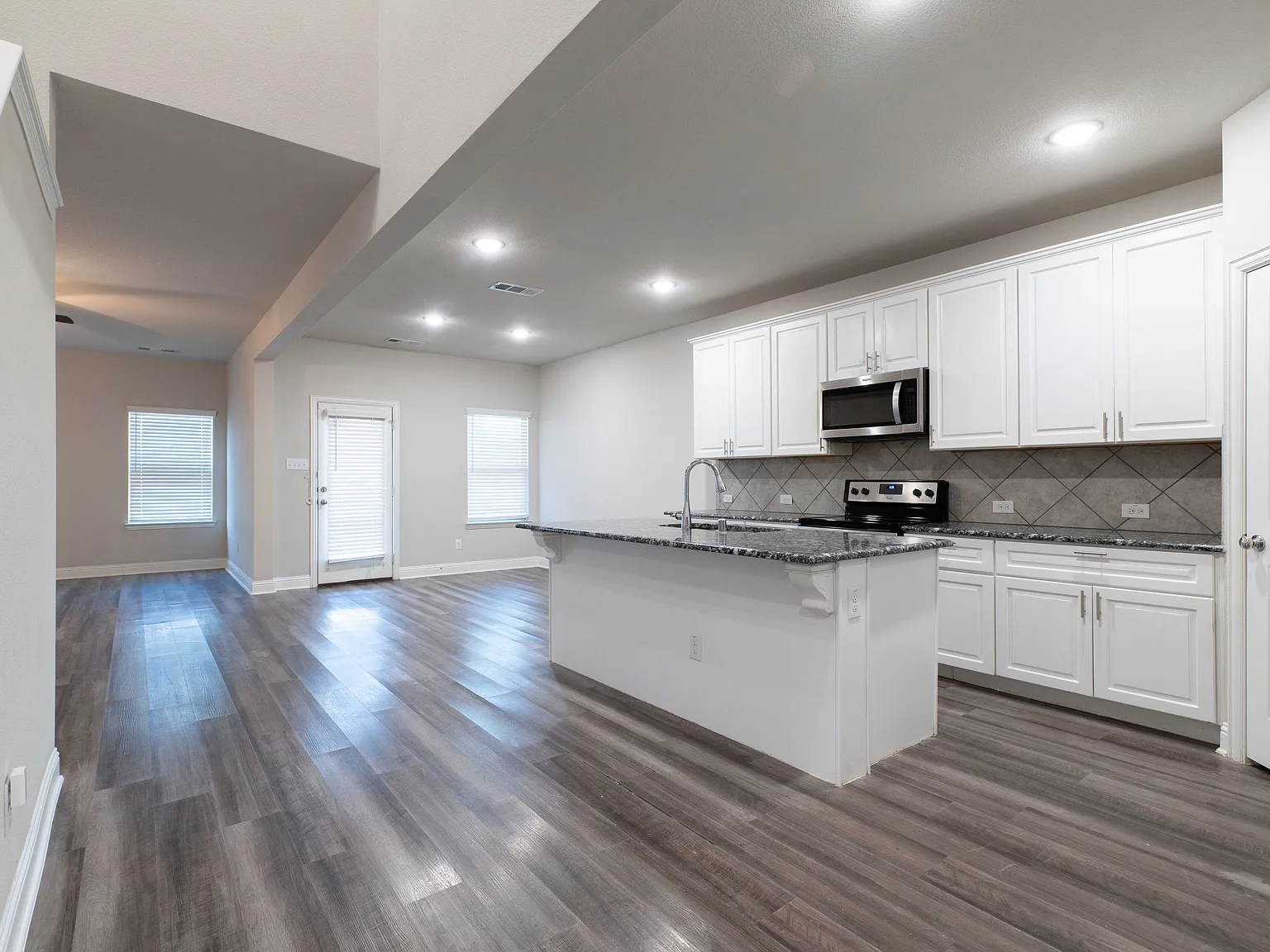 4 bed, 2360 sqft, $2,450 — Photo 4