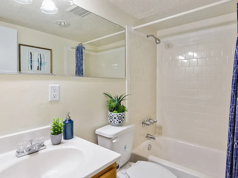 Parkway Apartments — Photo 6