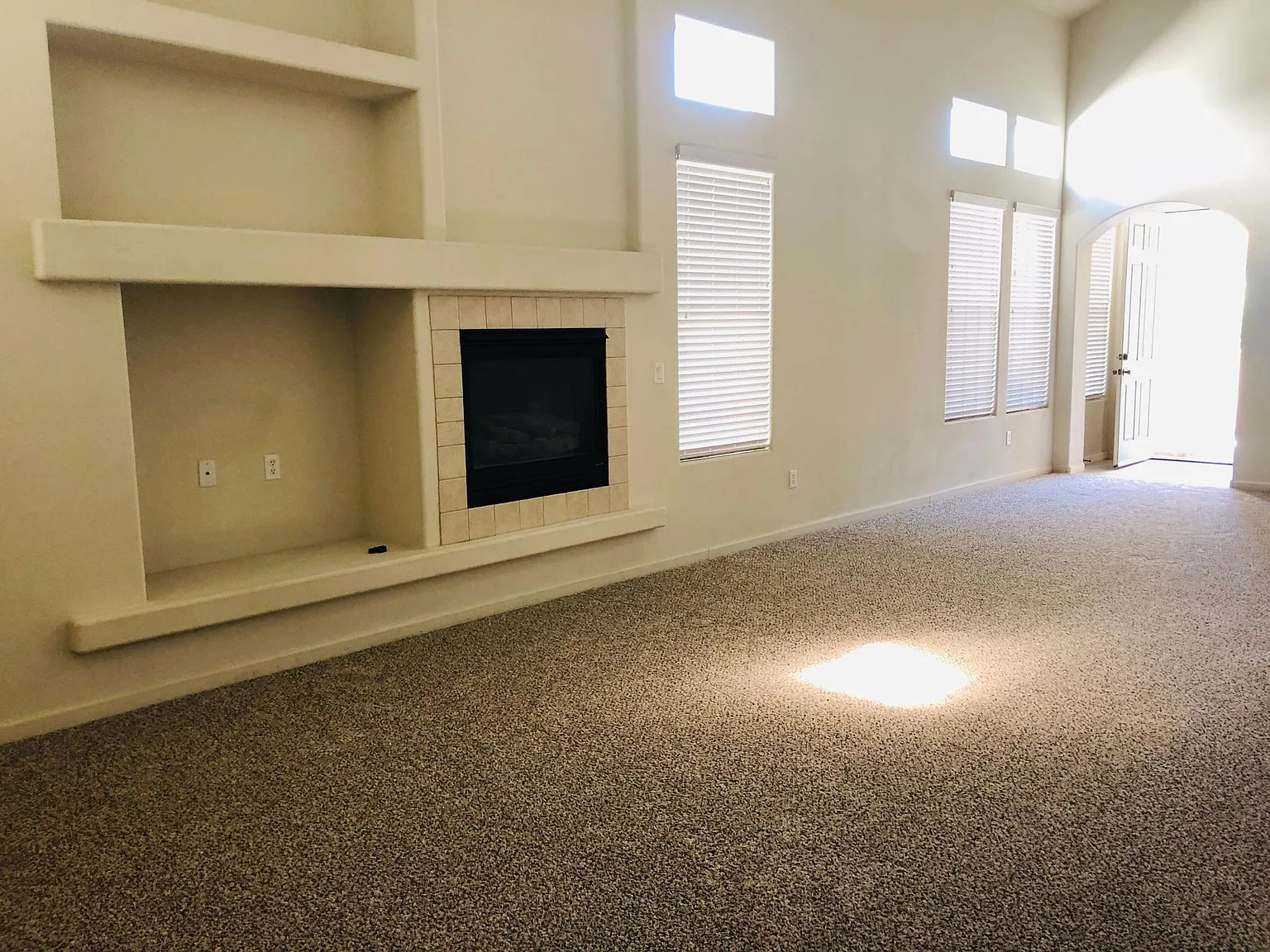 4 bed, 3.5 bath, 2379 sqft, $2,200 — Photo 2