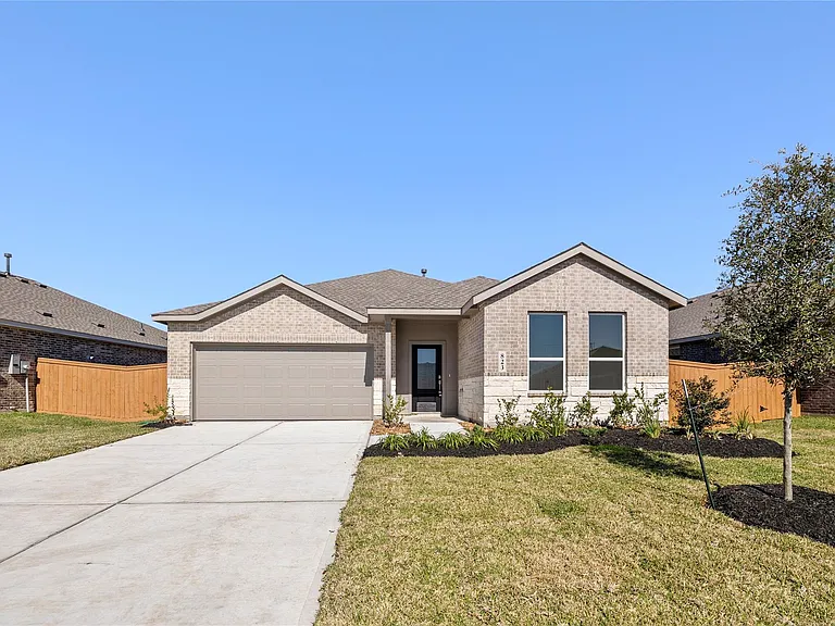 823 Heaven Dr — Photo 3