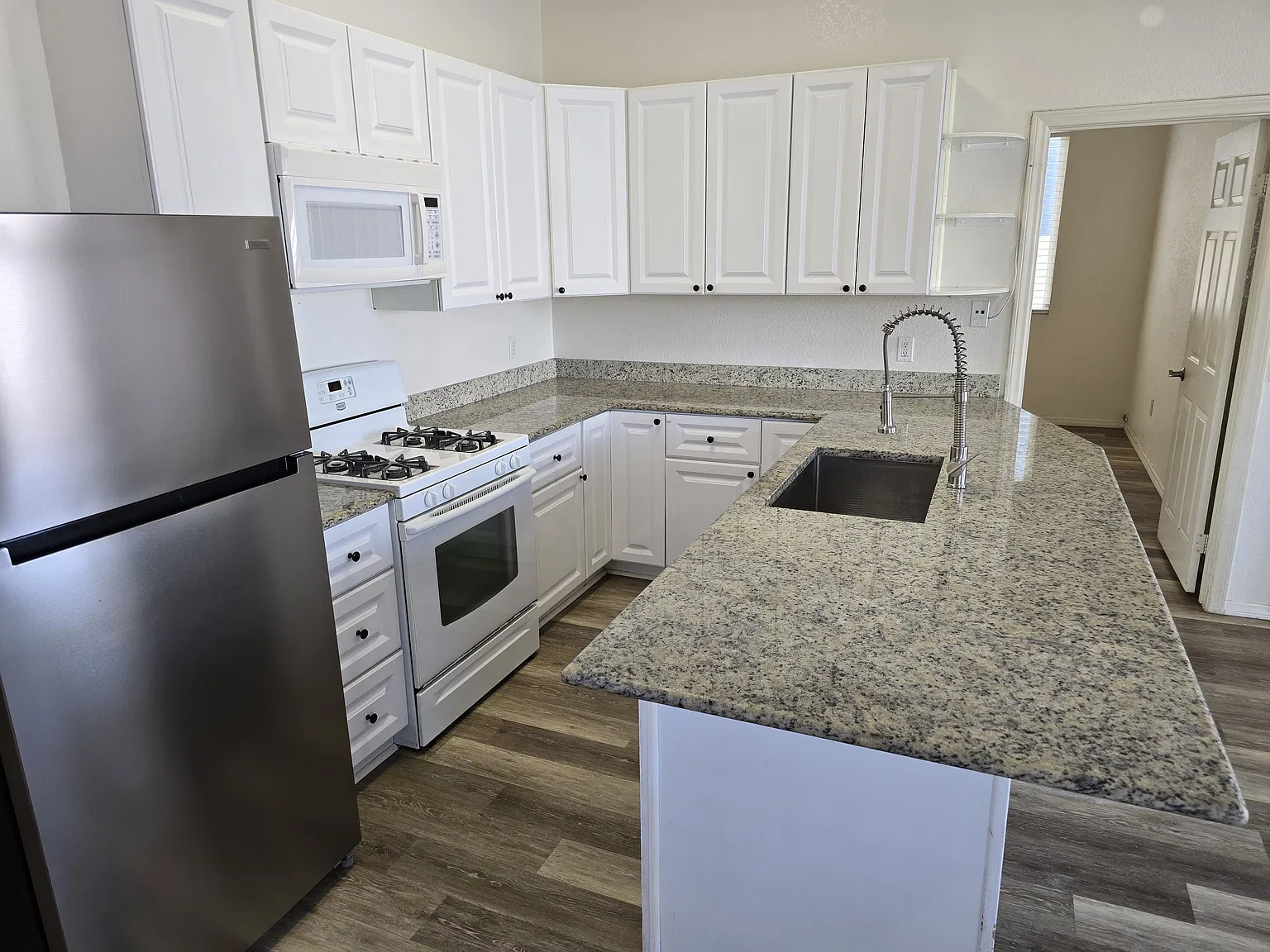 2 bed, 950 sqft, $2,800 — Photo 4