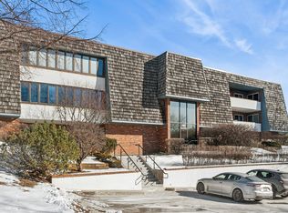150 Red Top Dr APT 103, Libertyville, IL