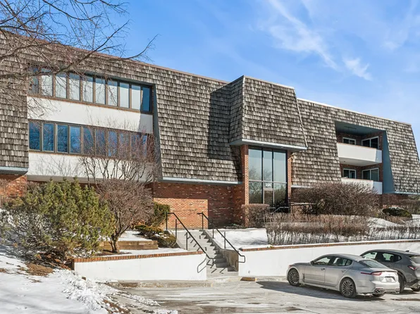 150 Red Top Dr APT 103, Libertyville, IL 60048