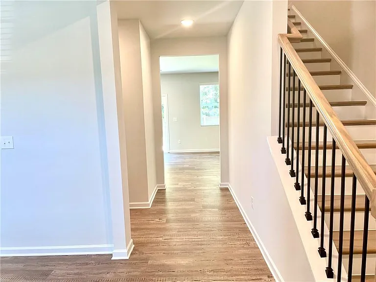 667 Summerwood Ln — Photo 3