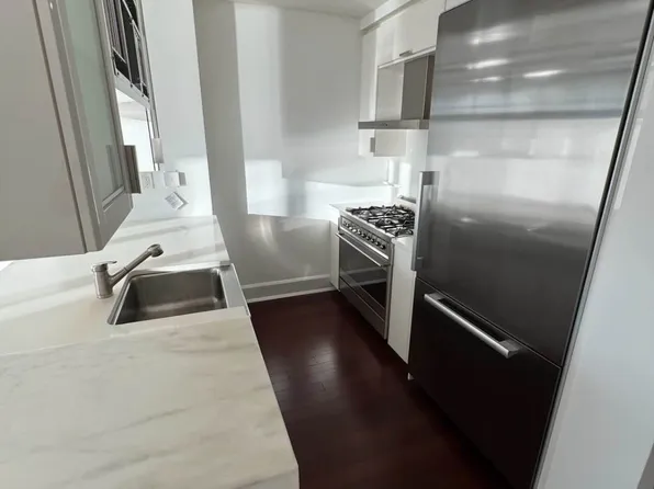 60 Riverside Boulevard image 4 of 27