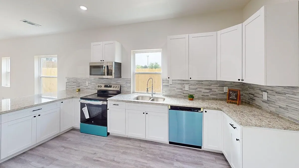 3 bed, 2.5 bath, 2000 sqft, $2,299 — Photo 3