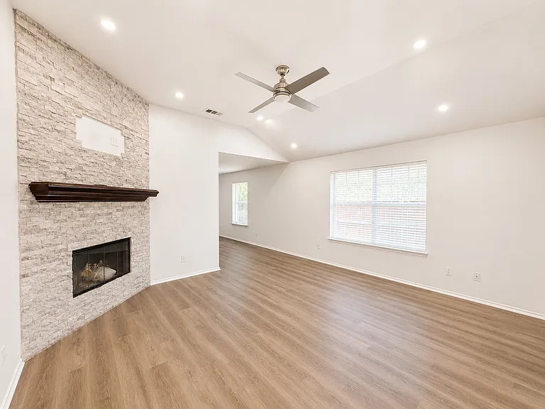 515 Haymarket Dr — Photo 2