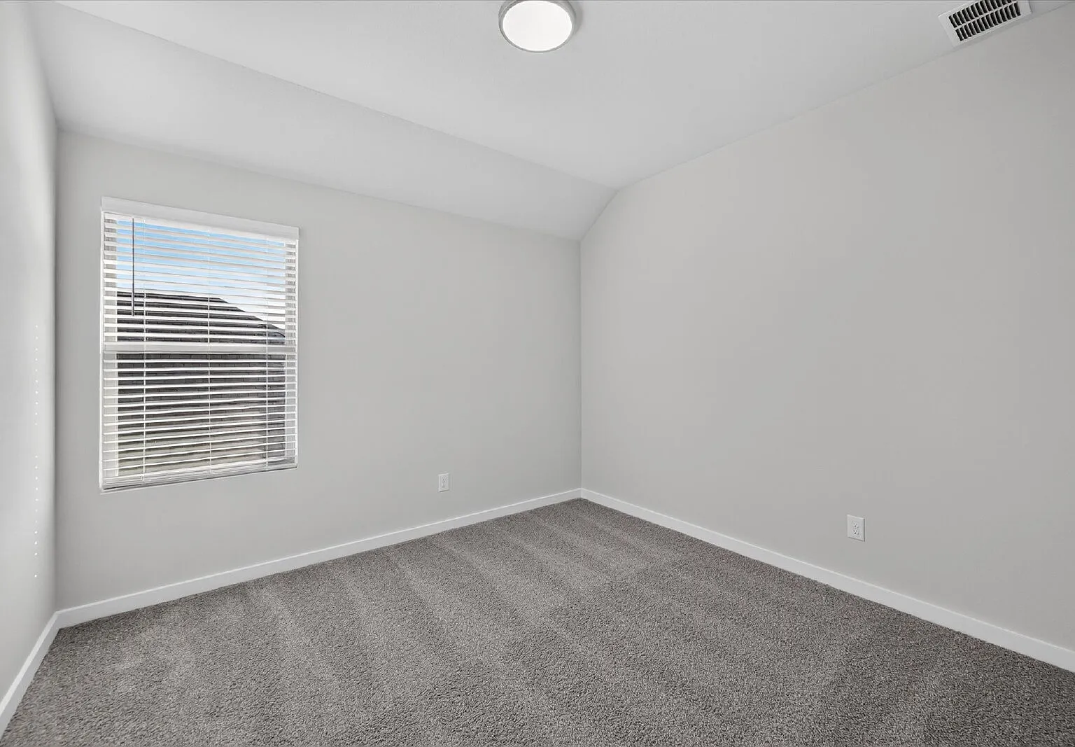 6 bed, 4.0 bath, 3000 sqft, $3,950 — Photo 1