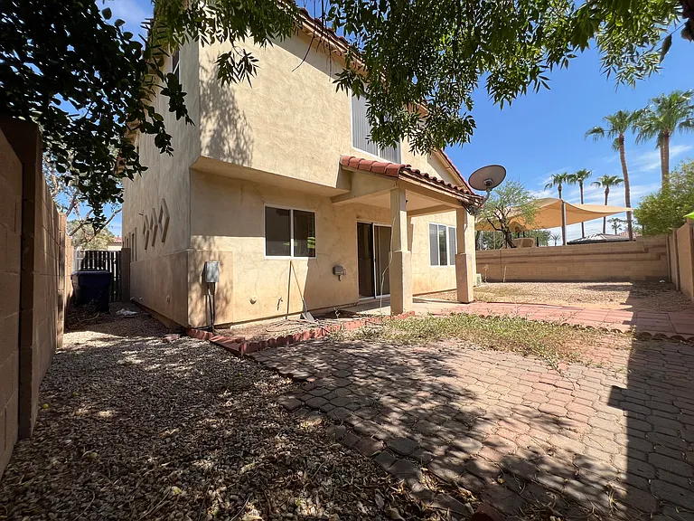 2114 N San Vincente Dr — Photo 12