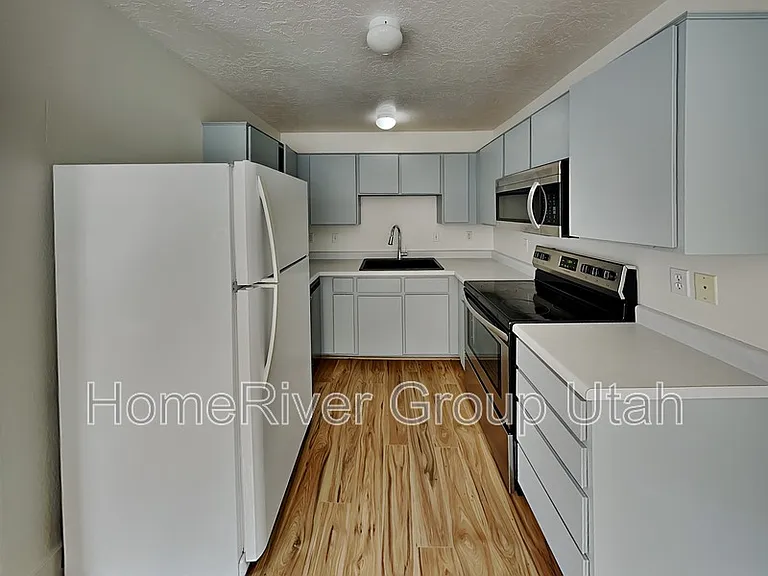 238 N Bliss Ct — Photo 2