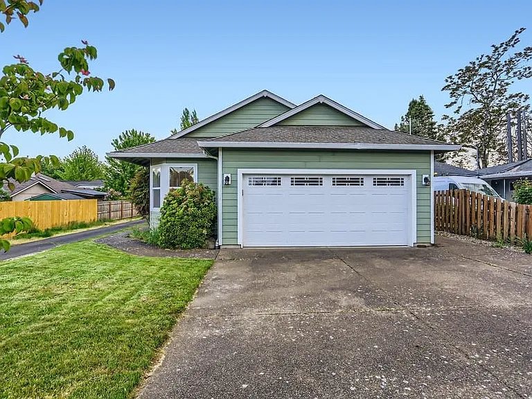1586 NE Grandhaven Dr — Photo 1