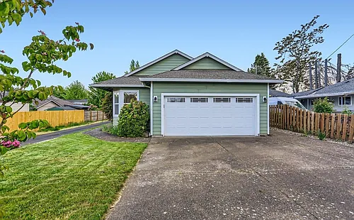 1586 NE Grandhaven Dr Photo 1