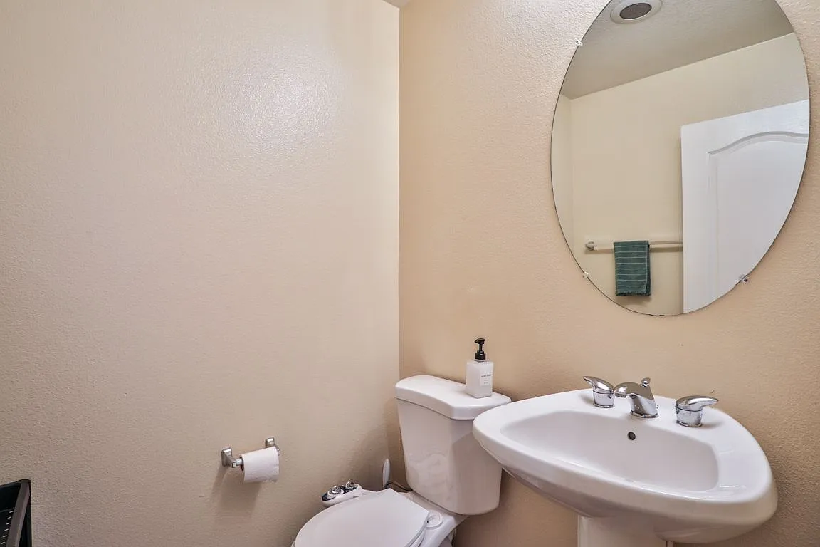 4 bed, 3.0 bath, 1831 sqft, $4,200 — Photo 3