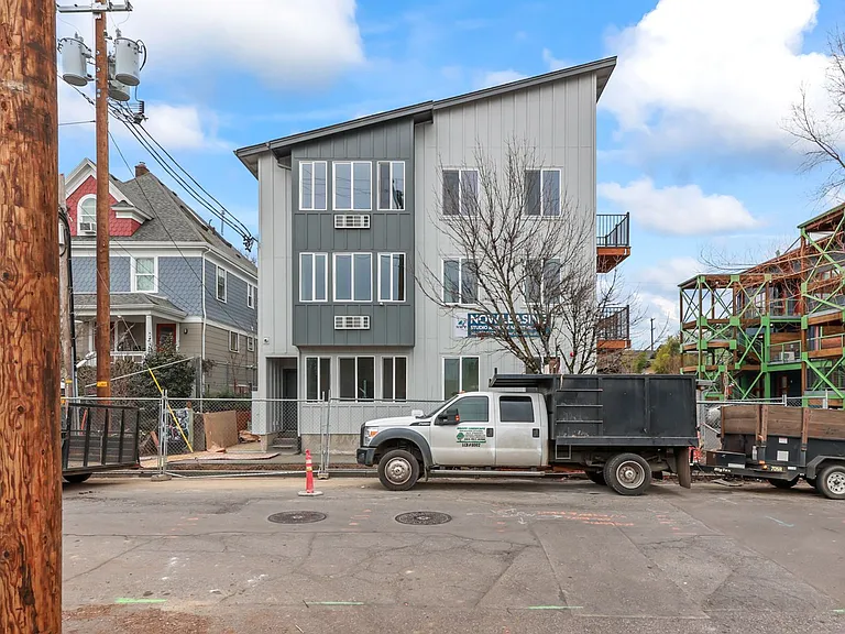 311 Graham — Photo 60