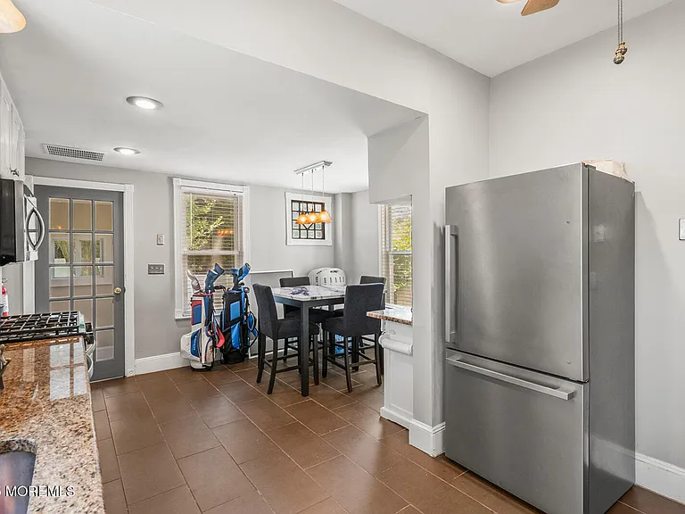 496 W Park Ave — Photo 8