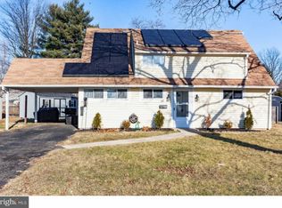 18 Gooseneck Rd, Levittown, PA 19057