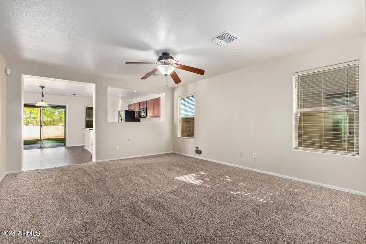Gorgeous 3 bedroom, 2.5 bath. Premium lot! Great Community! — Photo 3